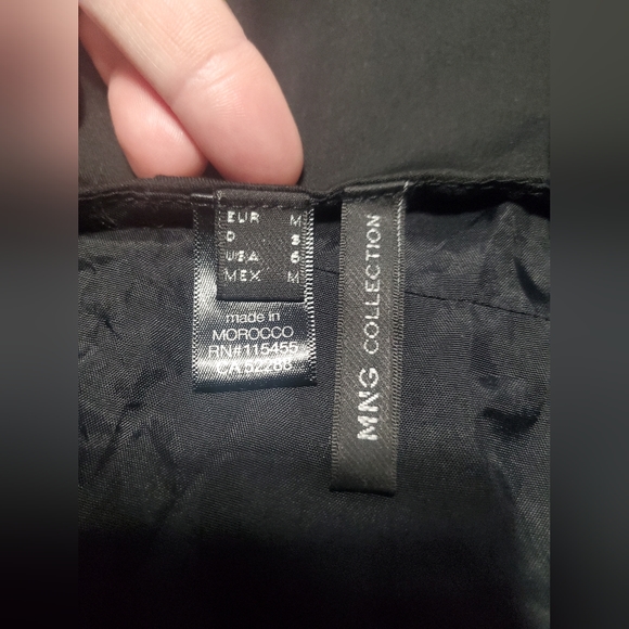 MANGO COLLECTION Parfaite petite robe noire longueur midi avec ouverture au dos - Picture 6 of 6